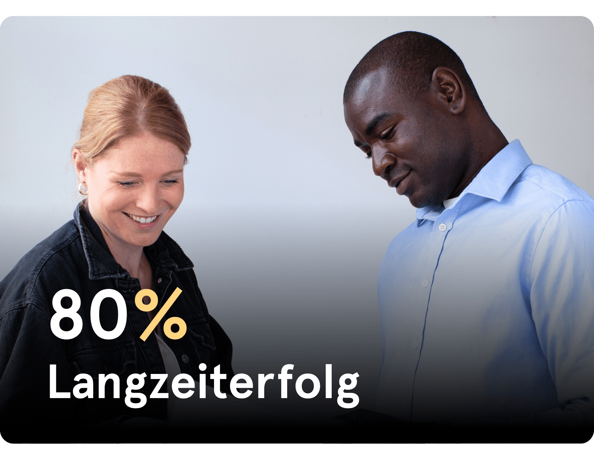 80% aller Menschen mit Flucht- und Migrationserfahrung bestehen die Probezeit. 